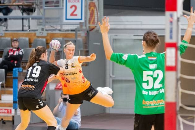 Belen Gettwart VfL Waiblingen,No 08 on the throw Left Denise Mol Bayer Leverkusen,No 19 tries to intervene DEU, Leverkusen 31 08 2025 Handball, 2 Bundesliga Women 2025 2026, 1 Matchday, Bayer 04 Leverkusen VfL Waiblingen