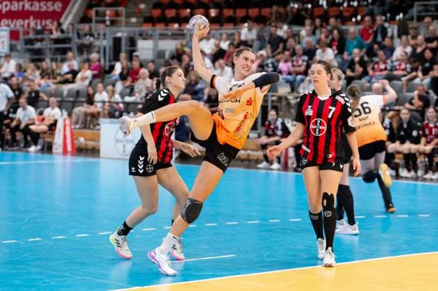 Isabel Kattner VfL Waiblingen,No 10 in action right Lea Flohr Bayer Leverkusen,No 07 DEU, Leverkusen 31 08 2025 Handball, 2 Bundesliga Women 2025 2026, 1 Matchday, Bayer 04 Leverkusen VfL Waiblingen