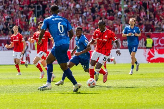 Game scene, dribbling, offensive action, ball action, action, f l Patric Pfeiffer SV Darmstadt 98, 06 , Merveille Papela SV Darmstadt 98, 21 , Richmond Tachie 1 FC Kaiserslautern, 29 , GER, 1 FC Kaiserslautern vs SV Darmstadt 98, Soccer, 2 Bundesliga, 4 Spieltag, Saison 2025 2026, 31 08 2025, DFL REGULATIONS PROHIBIT ANY USE OF PHOTOGRAPHS AS IMAGE SEQUENCES AND OR QUASI VIDEO, GER, 1 FC Kaiserslautern vs SV Darmstadt 98, Football, 2 Bundesliga, 4 Spieltag, Saison 2025 2026, 31 08 2025 Kaiserslautern Copyright: xEibner-Pressefoto Jan-NiclasxGrox EP_JGG