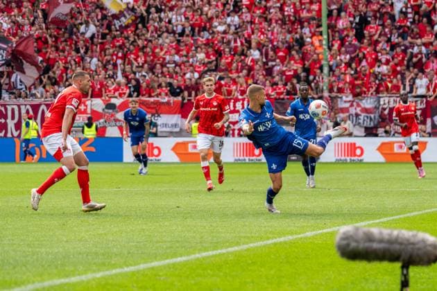 Game scene, ball action, action, ball reception Fabian Nuernberger SV Darmstadt 98, 15 , l Luca Sirch 1 FC Kaiserslautern, 31 , GER, 1 FC Kaiserslautern vs SV Darmstadt 98, Football, 2 Bundesliga, Matchday 4, Season 2025 2026, 31 08 2025, DFL REGULATES PROHIBIT ANY USE OF PHOTOGRAPHS AS IMAGE SEQUENCES AND OR QUASI VIDEO, GER, 1 FC Kaiserslautern vs SV Darmstadt 98, Football, 2 Bundesliga, Matchday 4, Season 2025 2026, 31 08 2025 Kaiserslautern Copyright: xEibner-Pressefoto Jan-NiclasxGrox EP_JGG