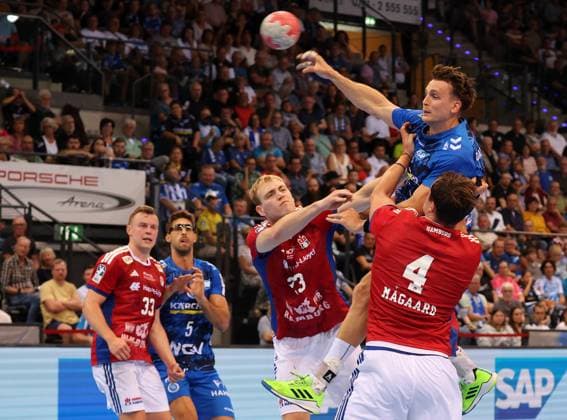 31 08 2025, Germany, Stuttgart, Handball Bundesliga season 2025 2026, TVB Stuttgart vs Hamburger SV, f l Einar Olafsson HSV , Max Häfner TVB , Andreas Magaard HSV