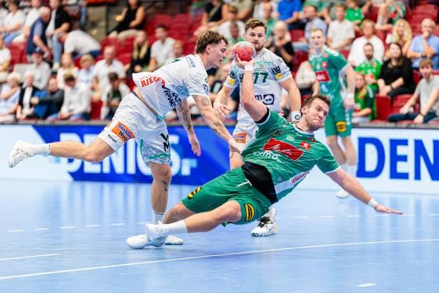v l Victor Kloeve Frisch Auf Goeppingen, 07 , Tom Bergner GWD Minden, 28 GER, GWD Minden vs Frisch Auf Goeppingen, Handball, 1 Bundesliga, 1 Matchday, Season 2025 2026, 31 08 2025 GER, GWD Minden vs Frisch Auf Goeppingen, Handball, 1 Bundesliga, 1 Matchday, Season 2025 2026, 31 08 2025 Luebbecke Copyright: xEibner-Pressefoto JanxRollingerx EP_JSK