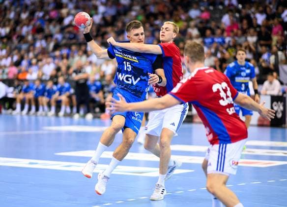 Simone Mengon TVB Stuttgart, 15 , at the throw, TVB Stuttgart vs Handball Sport Verein Hamburg, Handball, DAIKIN 1 Handball Bundesliga, 1 Matchday, Season 2025 2026, 31 08 2025 Eibner Pressefoto Andreas Ulmer TVB Stuttgart vs Handball Sport Verein Hamburg, Handball, DAIKIN 1 Handball Bundesliga, 1 Matchday, Season 2025 2026, 31 08 2025 Stuttgart Copyright: xEibner-Pressefoto AndreasxUlmerx EP_AUR