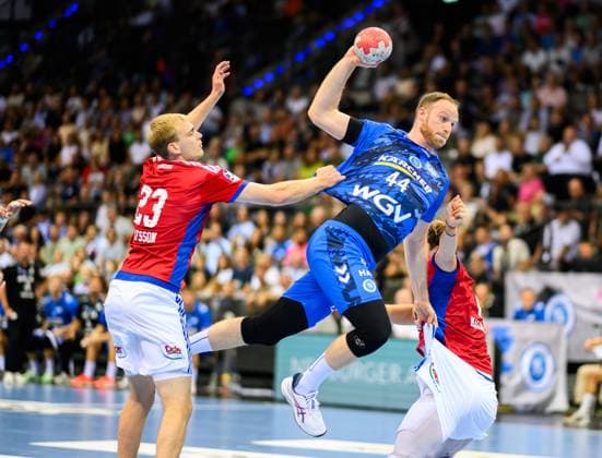 Lenny Rubin TVB Stuttgart, 44 on goal throw, Einar Olafsson Handball Sport Verein Hamburg, 23 tries to interfere, TVB Stuttgart vs Handball Sport Verein Hamburg, Handball, DAIKIN 1 Handball Bundesliga, Matchday 1, Season 2025 2026, 31 08 2025 Eibner Pressefoto Andreas Ulmer TVB Stuttgart vs Handball Sport Verein Hamburg, Handball, DAIKIN 1 Handball Bundesliga, Matchday 1, Season 2025 2026, 31 08 2025 Stuttgart Copyright: xEibner-Pressefoto AndreasxUlmerx EP_AUR