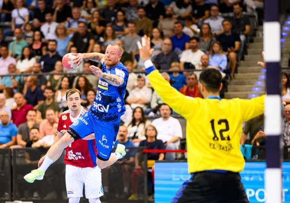 Patrick Zieker TVB Stuttgart, 25 on goal throw, TVB Stuttgart vs Handball Sport Verein Hamburg, Handball, DAIKIN 1 Handball Bundesliga, 1 Matchday, Season 2025 2026, 31 08 2025 Eibner Pressefoto Andreas Ulmer TVB Stuttgart vs Handball Sport Verein Hamburg, Handball, DAIKIN 1 Handball Bundesliga, 1 Matchday, Season 2025 2026, 31 08 2025 Stuttgart Copyright: xEibner-Pressefoto AndreasxUlmerx EP_AUR
