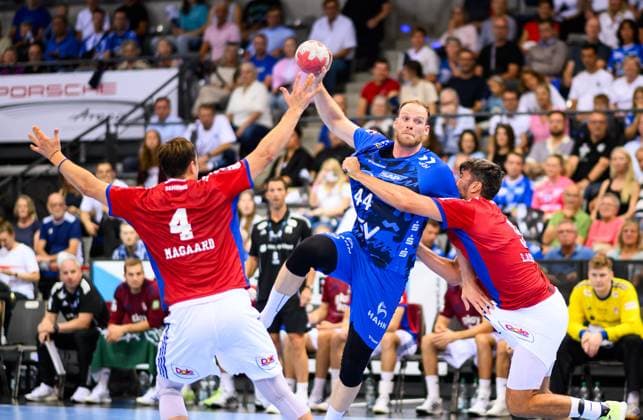 Lenny Rubin TVB Stuttgart, 44 , at goal throw, Jacob Arenth Lassen Handball Sport Verein Hamburg, 09 , cannot block, TVB Stuttgart vs Handball Sport Verein Hamburg, Handball, DAIKIN 1 Handball Bundesliga, 1 Matchday, Season 2025 2026, 31 08 2025 Eibner Pressefoto Andreas Ulmer TVB Stuttgart vs Handball Sport Verein Hamburg, Handball, DAIKIN 1 Handball Bundesliga, 1 Matchday, Season 2025 2026, 31 08 2025 Stuttgart Copyright: xEibner-Pressefoto AndreasxUlmerx EP_AUR