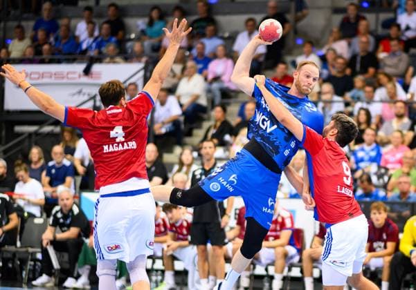Lenny Rubin TVB Stuttgart, 44 , at goal throw, Jacob Arenth Lassen Handball Sport Verein Hamburg, 09 , cannot block, TVB Stuttgart vs Handball Sport Verein Hamburg, Handball, DAIKIN 1 Handball Bundesliga, 1 Matchday, Season 2025 2026, 31 08 2025 Eibner Pressefoto Andreas Ulmer TVB Stuttgart vs Handball Sport Verein Hamburg, Handball, DAIKIN 1 Handball Bundesliga, 1 Matchday, Season 2025 2026, 31 08 2025 Stuttgart Copyright: xEibner-Pressefoto AndreasxUlmerx EP_AUR
