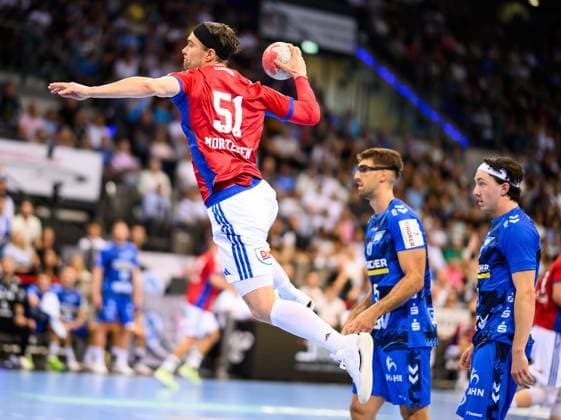 Casper Mortensen Handball Sport Verein Hamburg, 51 , on throw, TVB Stuttgart vs Handball Sport Verein Hamburg, Handball, DAIKIN 1 Handball Bundesliga, 1 Matchday, Season 2025 2026, 31 08 2025 Eibner Pressefoto Andreas Ulmer TVB Stuttgart vs Handball Sport Verein Hamburg, Handball, DAIKIN 1 Handball Bundesliga, 1 Matchday, Season 2025 2026, 31 08 2025 Stuttgart Copyright: xEibner-Pressefoto AndreasxUlmerx EP_AUR