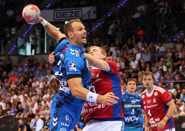 31 08 2025, Germany, Stuttgart, Handball Bundesliga season 2025 2026, TVB Stuttgart vs Hamburger SV, f l Kai Häfner TVB , Einar Olafsson HSV