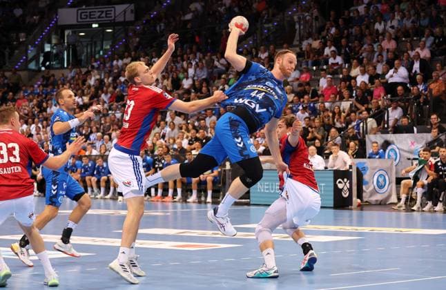 31 08 2025, Germany, Stuttgart, Handball Bundesliga season 2025 2026, TVB Stuttgart vs Hamburger SV, f l Einar Olafsson HSV , Kai Häfner TVB