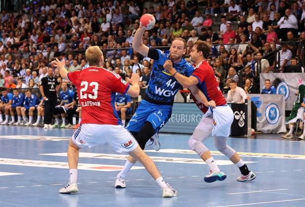 31 08 2025, Germany, Stuttgart, Handball Bundesliga season 2025 2026, TVB Stuttgart vs Hamburger SV, f l Einar Olafsson HSV , Kai Häfner TVB , Andreas Magaard HSV