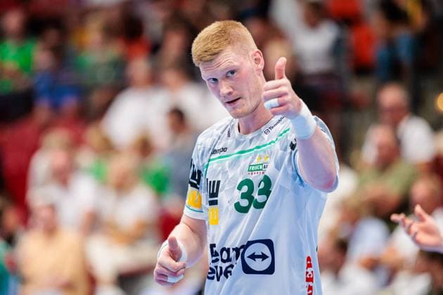 Ymir Oern Gislason Frisch Auf Goeppingen, 33 shows thumbs up GER, GWD Minden vs Frisch Auf Goeppingen, Handball, 1 Bundesliga, 1 Matchday, Season 2025 2026, 31 08 2025 GER, GWD Minden vs Frisch Auf Goeppingen, Handball, 1 Bundesliga, 1 Matchday, Season 2025 2026, 31 08 2025 Luebbecke Copyright: xEibner-Pressefoto JanxRollingerx EP_JSK