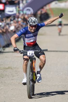COUPE DU MONDE DE VTT AUX GETS PHOTOPQR LE DAUPHINE Grégory YETCHMENIZA ; Les Gets ; 31 08 2025 ; Les Gets (Haute-Savoie), 31 août. Les Gets accueillent une étape de coupe du monde de VTT. UCI CROSS COUNTRY WORLD CUP sur notre photo : Le champion de France Luca Martin décroche sa première victoire en Coupe du monde. Grégory Yetchmeniza Le Dauphiné Libéré - Les Gets hosts a Mountain Bike World Cup stage Les Gets Haute-Savoie Rhône-Alpes France  Copyright: xPHOTOPQR LExDAUPHINE MAXPPPxGrégoryxYETCHMENIZAx 20250831JDL6280 20250831JDL6280