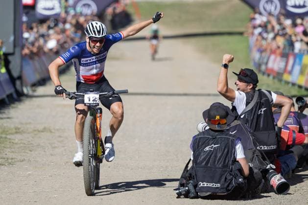 COUPE DU MONDE DE VTT AUX GETS PHOTOPQR LE DAUPHINE Grégory YETCHMENIZA ; Les Gets ; 31 08 2025 ; Les Gets (Haute-Savoie), 31 août. Les Gets accueillent une étape de coupe du monde de VTT. UCI CROSS COUNTRY WORLD CUP sur notre photo : Le champion de France Luca Martin décroche sa première victoire en Coupe du monde. Grégory Yetchmeniza Le Dauphiné Libéré - Les Gets hosts a Mountain Bike World Cup stage Les Gets Haute-Savoie Rhône-Alpes France  Copyright: xPHOTOPQR LExDAUPHINE MAXPPPxGrégoryxYETCHMENIZAx 20250831JDL6292 20250831JDL6292