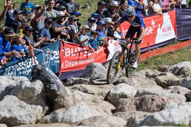 COUPE DU MONDE DE VTT AUX GETS PHOTOPQR LE DAUPHINE Grégory YETCHMENIZA ; Les Gets ; 31 08 2025 ; Les Gets (Haute-Savoie), 31 août. Les Gets accueillent une étape de coupe du monde de VTT. UCI CROSS COUNTRY WORLD CUP sur notre photo : Le champion de France Luca Martin décroche sa première victoire en Coupe du monde. Grégory Yetchmeniza Le Dauphiné Libéré - Les Gets hosts a Mountain Bike World Cup stage Les Gets Haute-Savoie Rhône-Alpes France  Copyright: xPHOTOPQR LExDAUPHINE MAXPPPxGrégoryxYETCHMENIZAx 20250831JDL6298 20250831JDL6298