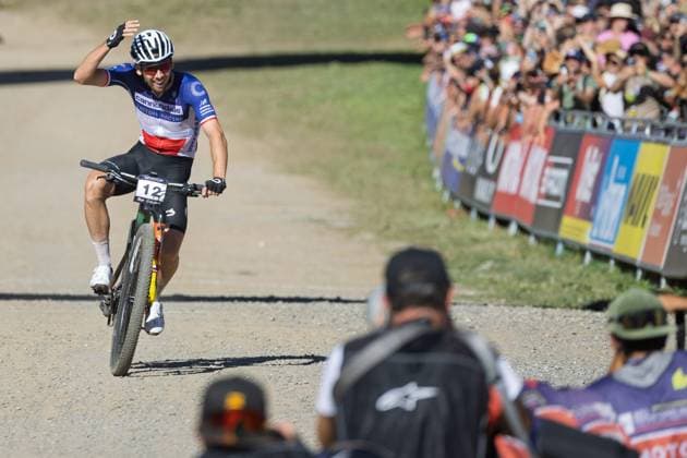 COUPE DU MONDE DE VTT AUX GETS PHOTOPQR LE DAUPHINE Grégory YETCHMENIZA ; Les Gets ; 31 08 2025 ; Les Gets (Haute-Savoie), 31 août. Les Gets accueillent une étape de coupe du monde de VTT. UCI CROSS COUNTRY WORLD CUP sur notre photo : Le champion de France Luca Martin décroche sa première victoire en Coupe du monde. Grégory Yetchmeniza Le Dauphiné Libéré - Les Gets hosts a Mountain Bike World Cup stage Les Gets Haute-Savoie Rhône-Alpes France  Copyright: xPHOTOPQR LExDAUPHINE MAXPPPxGrégoryxYETCHMENIZAx 20250831JDL6296 20250831JDL6296