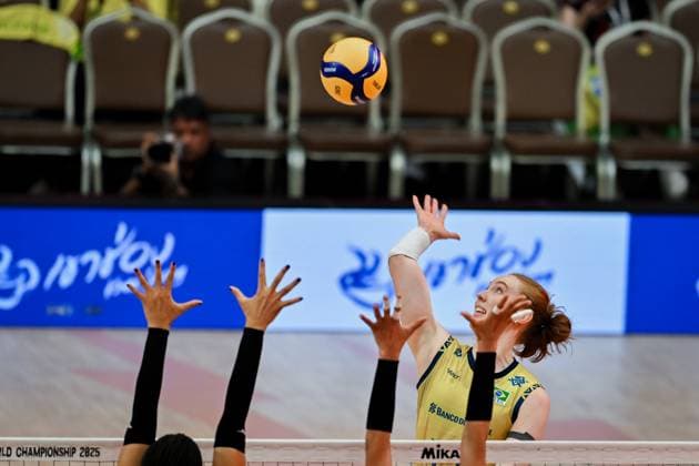 Brazil v Dominican Republic - FIVB Women’s World Volleyball Championship BANGKOK, THAILAND - AUGUST 31: Julia Isabelle Bergmann (17) of Brazil in action during the FIVB Women s World Volleyball Championship match between Brazil and Dominican Republic at Huamark Indoor Stadium in Bangkok, Thailand on August 31, 2025. Mustafa Hatipoglu Anadolu Banghok Thailand. Editorial use only. Please get in touch for any other usage.  Copyright: x2025xAnadoluxMustafaxHatipoglux