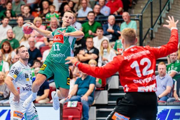 v l Mats Korte GWD Minden, 11 , Julian Buchele Frisch Auf Goeppingen, 12 GER, GWD Minden vs Frisch Auf Goeppingen, Handball, 1 Bundesliga, 1 Matchday, Season 2025 2026, 31 08 2025 GER, GWD Minden vs Frisch Auf Goeppingen, Handball, 1 Bundesliga, 1 Matchday, Season 2025 2026, 31 08 2025 Luebbecke Copyright: xEibner-Pressefoto JanxRollingerx EP_JSK