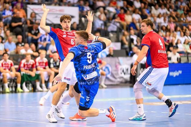 Gianfranco Pribetic TVB Stuttgart, 09 on throw noich stoert von Elias Koffler Handball Sport Verein Hamburg, 06 , TVB Stuttgart vs Handball Sport Verein Hamburg, Handball, DAIKIN 1 Handball Bundesliga, 1 Spieltag, Saison 2025 2026, 31 08 2025 Eibner Pressefoto Andreas Ulmer TVB Stuttgart vs Handball Sport Verein Hamburg, Handball, DAIKIN 1 Handball Bundesliga, 1 Spieltag, Saison 2025 2026, 31 08 2025 Stuttgart Copyright: xEibner-Pressefoto AndreasxUlmerx EP_AUR