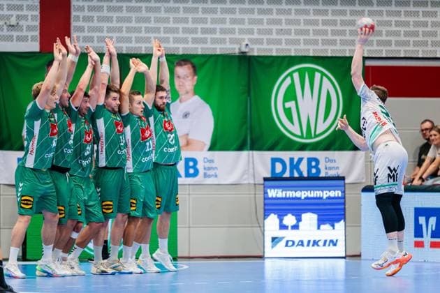 Erik Persson Frisch Auf Goeppingen, 22 takes the last free throw of the game against the defense of GWD Minden GER, GWD Minden vs Frisch Auf Goeppingen, Handball, 1 Bundesliga, 1 Matchday, Season 2025 2026, 31 08 2025 GER, GWD Minden vs Frisch Auf Goeppingen, Handball, 1 Bundesliga, 1 Matchday, Season 2025 2026, 31 08 2025 Luebbecke Copyright: xEibner-Pressefoto JanxRollingerx EP_JSK