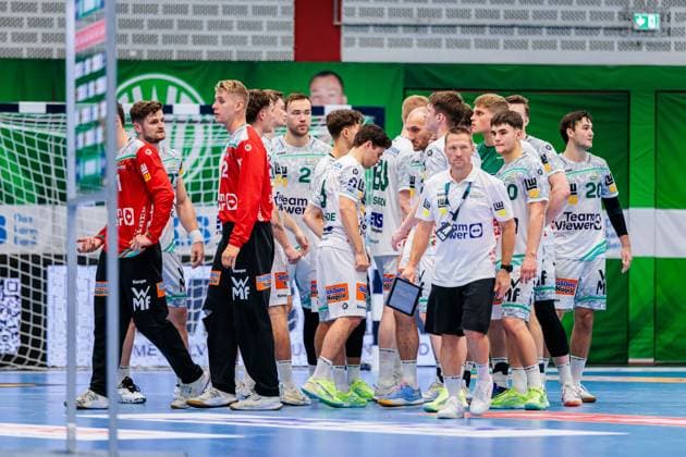 The team of Frisch Auf Goeppingen is disappointed sad after 28 28 draw GER, GWD Minden vs Frisch Auf Goeppingen, Handball, 1 Bundesliga, 1 Matchday, Season 2025 2026, 31 08 2025 GER, GWD Minden vs Frisch Auf Goeppingen, Handball, 1 Bundesliga, 1 Matchday, Season 2025 2026, 31 08 2025 Luebbecke Copyright: xEibner-Pressefoto JanxRollingerx EP_JSK