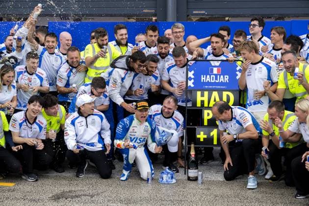 ZANDVOORT - Isack Hadjar (Racing Bulls) breaks his trophy for third place during the team photo after the Dutch F1 Grand Prix at the Zandvoort Circuit. ANP SANDER KONING F1 Grand Prix of Netherlands 2025 26 xVIxANPxSportx xxANPxIVx 534612624 originalFilename: 534612624.jpg