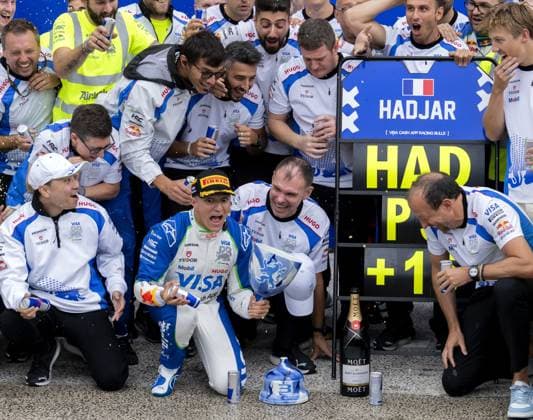 ZANDVOORT - Isack Hadjar (Racing Bulls) breaks his trophy for third place during the team photo after the Dutch F1 Grand Prix at the Zandvoort Circuit. ANP SANDER KONING F1 Grand Prix of Netherlands 2025 26 xVIxANPxSportx xxANPxIVx 534612645 originalFilename: 534612645.jpg
