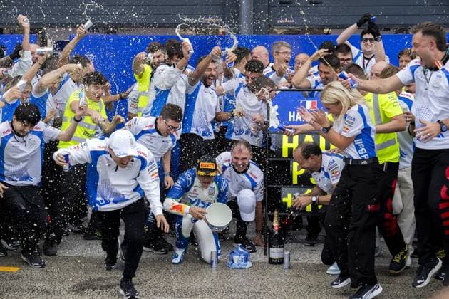 ZANDVOORT - Isack Hadjar (Racing Bulls) breaks his trophy for winning third place during the team photo after the Dutch F1 Grand Prix at the Zandvoort Circuit. ANP SANDER KONING F1 Grand Prix of Netherlands 2025 26 xVIxANPxSportx xxANPxIVx 534612658 originalFilename: 534612658.jpg