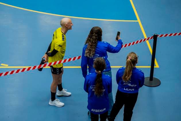 REMA 1000 League for Women 2025 2026 Oppsal Sola Oslo 20250831 Camilla Herrem takes pictures with fans after the elite series handball match between Oppsal and Sola in Oppsal Arena Photo Fredrik Varfjell NTB Oslo Norway EDITORIAL USE ONLY RESTRICTED USE FOR BETTING COMPANIES  Copyright: xx