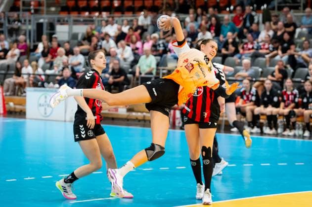 Isabel Kattner VfL Waiblingen,No 10 on throw DEU, Leverkusen 31 08 2025 Handball, 2 Bundesliga Women 2025 2026, 1 Matchday, Bayer 04 Leverkusen VfL Waiblingen