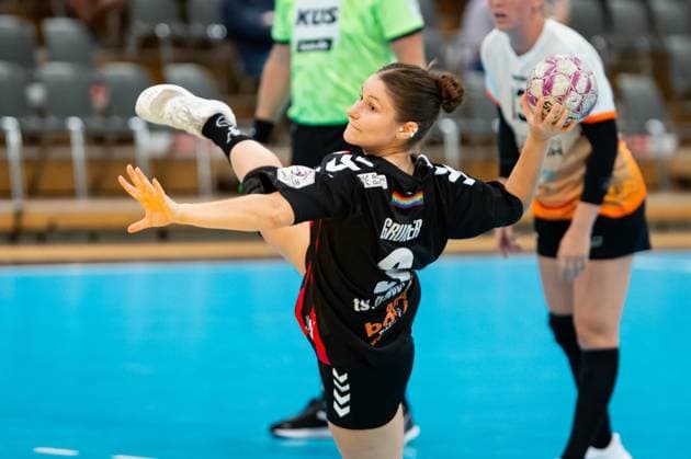 Throw by Dana Gruner Bayer Leverkusen,No 03 DEU, Leverkusen 31 08 2025 Handball, 2 Bundesliga Women 2025 2026, 1 Matchday, Bayer 04 Leverkusen VfL Waiblingen
