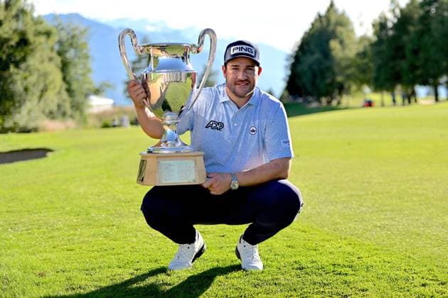 GOLF - Omega European Masters 2025 CRANS MONTANA,SWITZERLAND,31.AUG.25 - GOLF - Omega European Masters, GC Crans-sur-Sierre. Image shows the rejoicing of Thriston Lawrence (RSA). keywords: trophy.  GEPAxpictures xFredericxDubuis