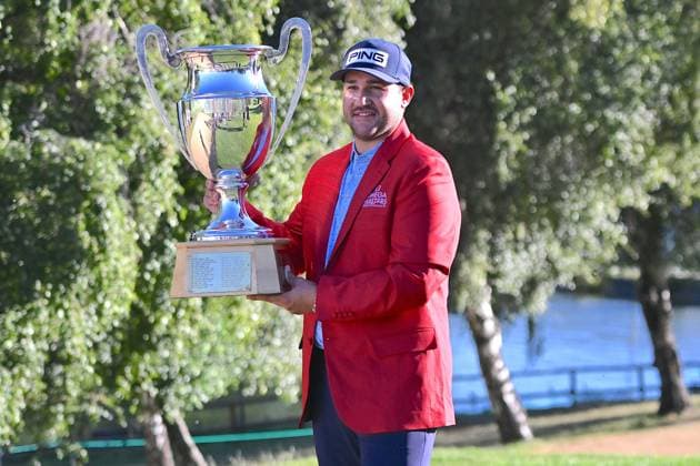 GOLF - Omega European Masters 2025 CRANS MONTANA,SWITZERLAND,31.AUG.25 - GOLF - Omega European Masters, GC Crans-sur-Sierre. Image shows the rejoicing of Thriston Lawrence (RSA). keywords: trophy.  GEPAxpictures xFredericxDubuis