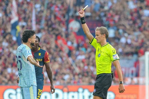 the referee gives a yellow card during the Serie A soccer match between Genoa and Juventus at the Luigi Ferraris Stadium in Genoa, Italy - Sunday, August 31, 2025. - Soccer .  Copyright: xTanoxPecoraro LaPressex