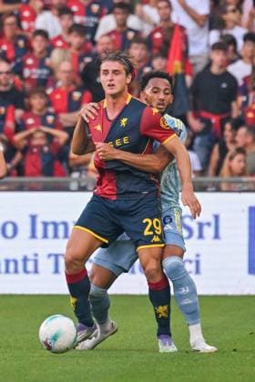 GenoaÕs Lorenzo Colombo fights for the ball with Juventus Lloyd Kelly during the Serie A soccer match between Genoa and Juventus at the Luigi Ferraris Stadium in Genoa, Italy - Sunday, August 31, 2025. - Soccer .  Copyright: xTanoxPecoraro LaPressex