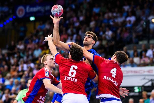 TVB Stuttgart HSV Hamburg Handball 1 Bundesliga, Men, Season 2025 2026, TVB Stuttgart HSV Hamburg, Porsche Arena Stuttgarts Antonio Serradilla M in action against Hamburgs Elias Kofler l and Hamburgs Andreas Magaard r Stuttgart Porsche Arena Baden Württemberg Germany