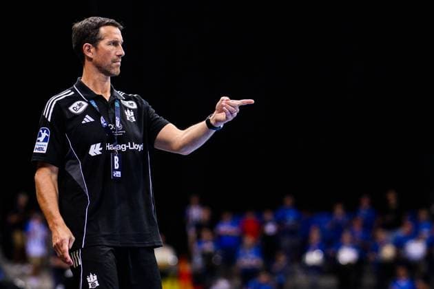 TVB Stuttgart HSV Hamburg Handball 1 Bundesliga, Men, Season 2025 2026, TVB Stuttgart HSV Hamburg, Porsche Arena Hamburgs coach Torsten Jansen gestures Stuttgart Porsche Arena Baden Württemberg Germany