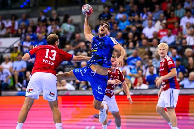 TVB Stuttgart HSV Hamburg Handball 1 Bundesliga, Men, Season 2025 2026, TVB Stuttgart HSV Hamburg, Porsche Arena Stuttgarts Simone Mengon M in action against Hamburgs Niklas Weller l Stuttgart Porsche Arena Baden Württemberg Germany