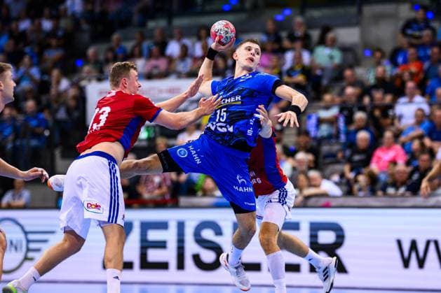 TVB Stuttgart HSV Hamburg Handball 1 Bundesliga, Men, Season 2025 2026, TVB Stuttgart HSV Hamburg, Porsche Arena Stuttgarts Simone Mengon M in action against Hamburgs Niklas Weller l Stuttgart Porsche Arena Baden Württemberg Germany
