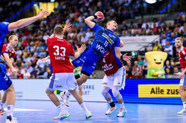TVB Stuttgart HSV Hamburg Handball 1 Bundesliga, Men, Season 2025 2026, TVB Stuttgart HSV Hamburg, Porsche Arena Stuttgarts Simone Mengon M in action against Hamburgs Moritz Sauter l and Hamburgs Andreas Magaard r Stuttgart Porsche Arena Baden Württemberg Germany