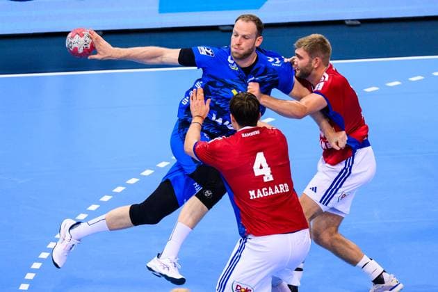 TVB Stuttgart HSV Hamburg Handball 1 Bundesliga, Men, Season 2025 2026, TVB Stuttgart HSV Hamburg, Porsche Arena Stuttgarts Lenny Rubin M in action against Hamburgs Andreas Magaard and Hamburgs Oliver Amnitzboll r Stuttgart Porsche Arena Baden Württemberg Germany