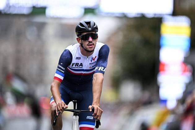 France Alexandre Leaute (MC2) celebrates as he crosses the finish line to win the UCI Para-cycling Road World Championships, Sunday 31 August 2025, in Ronse. The UCI Para-Cycling Road World Championships take place from 28 to 31 Augustus in Ronse. JASPERxJACOBS  x132962956x