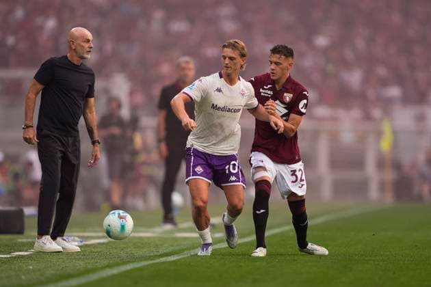 TorinoÕs Kristjan Asllani fights for the ball with FiorentinaÕs Albert Gudmundsson during the Serie A soccer match between Torino Fc and Fiorentina at the Stadio Olimpico Grande Torino in Turin, north west Italy - August 31, 2025. - Soccer  Copyright: xFabioxFerrari LaPressex