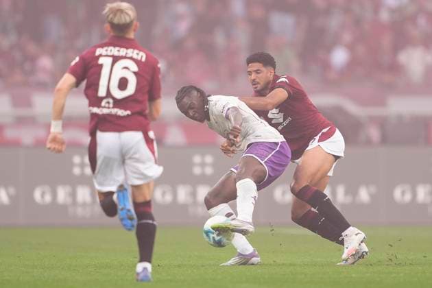 TorinoÕs Guillermo Marip‡n fights for the ball with FiorentinaÕs Moise Kean during the Serie A soccer match between Torino Fc and Fiorentina at the Stadio Olimpico Grande Torino in Turin, north west Italy - August 31, 2025. - Soccer  Copyright: xFabioxFerrari LaPressex