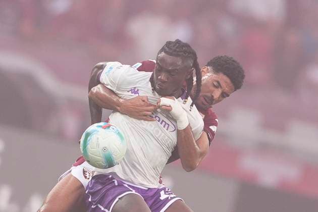 TorinoÕs Guillermo Marip‡n fights for the ball with FiorentinaÕs Moise Kean during the Serie A soccer match between Torino Fc and Fiorentina at the Stadio Olimpico Grande Torino in Turin, north west Italy - August 31, 2025. - Soccer  Copyright: xFabioxFerrari LaPressex