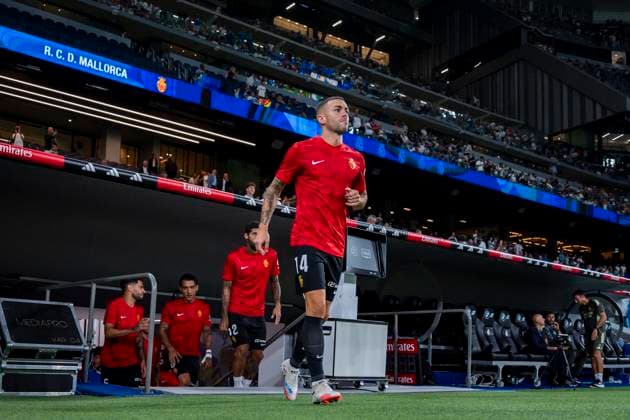 Real Madrid CF v RCD Mallorca - LaLiga EA Sports Players of RCD Mallorca (from L to R) Samu Costa, Dani Rodriguez gets into the field during the LaLiga EA Sports football match between Real Madrid CF and RCD Mallorca at Estadio Santiago Bernabeu on August 30, 2025 in Madrid, Spain. Madrid Estadio Santiago Bernabeu Madrid Spain Copyright: xAlbertoxGardinx AGardin_20250830_Foot_Liga_Real_Madrid_Mallorca_0352