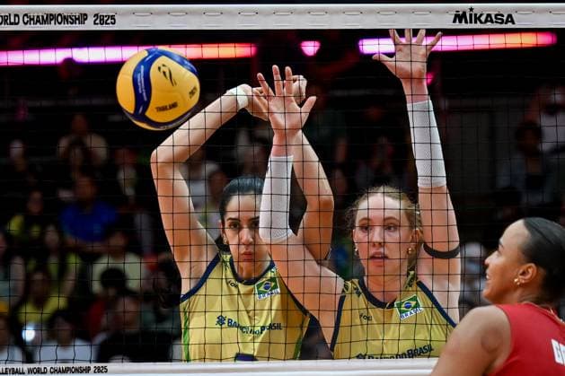 Brazil v Dominican Republic - FIVB Women’s World Volleyball Championship BANGKOK, THAILAND - AUGUST 31: Diana Duarte Alecrim (L) and Julia Isabelle Bergmann of Brazil in action during the FIVB Women s World Volleyball Championship match between Brazil and Dominican Republic at Huamark Indoor Stadium in Bangkok, Thailand on August 31, 2025. Mustafa Hatipoglu Anadolu Banghok Thailand. Editorial use only. Please get in touch for any other usage.  Copyright: x2025xAnadoluxMustafaxHatipoglux