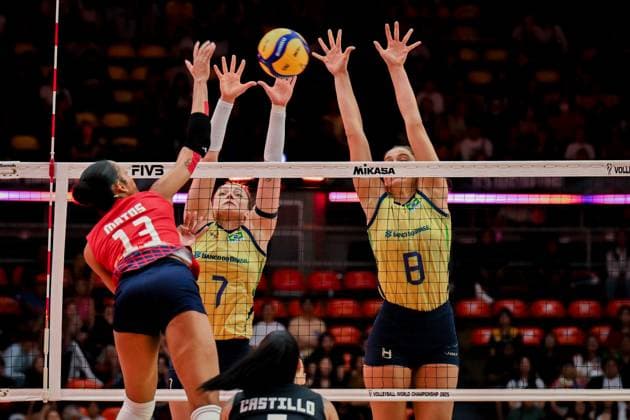 Brazil v Dominican Republic - FIVB Women’s World Volleyball Championship BANGKOK, THAILAND - AUGUST 31: Rosamaria Montibeller (7) and Julia Gambatto Kudiess (8) of Dominican Republic in action during the FIVB Women s World Volleyball Championship match between Brazil and Dominican Republic at Huamark Indoor Stadium in Bangkok, Thailand on August 31, 2025. Mustafa Hatipoglu Anadolu Banghok Thailand. Editorial use only. Please get in touch for any other usage.  Copyright: x2025xAnadoluxMustafaxHatipoglux