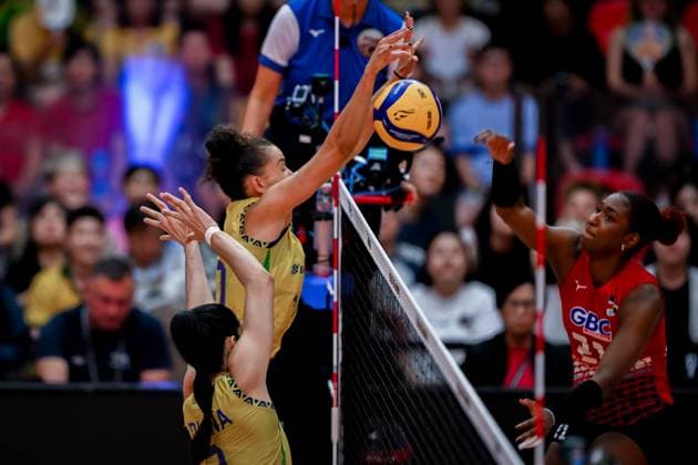 Brazil v Dominican Republic - FIVB Women’s World Volleyball Championship BANGKOK, THAILAND - AUGUST 31: Gabriela Braga Guimaraes (2nd L) of Dominican Republic in action during the FIVB Women s World Volleyball Championship match between Brazil and Dominican Republic at Huamark Indoor Stadium in Bangkok, Thailand on August 31, 2025. Mustafa Hatipoglu Anadolu Banghok Thailand. Editorial use only. Please get in touch for any other usage.  Copyright: x2025xAnadoluxMustafaxHatipoglux