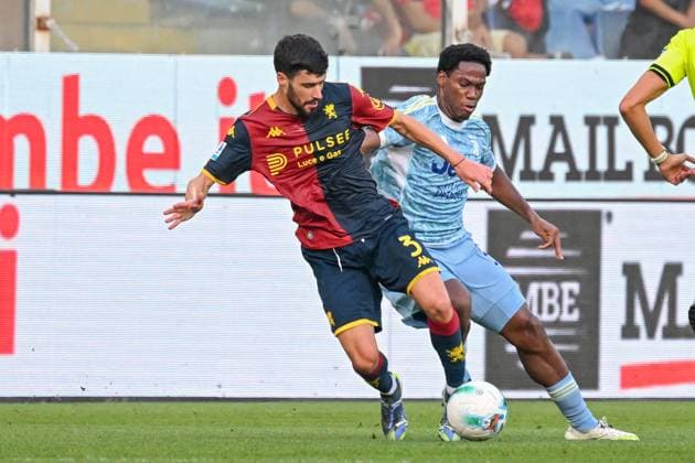 GenoaÕs Aaron Martin fights for the ball during the Serie A soccer match between Genoa and Juventus at the Luigi Ferraris Stadium in Genoa, Italy - Sunday, August 31, 2025. - Soccer .  Copyright: xTanoxPecoraro LaPressex